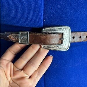 Justin women’s brown leather belt western sz 29 silver hardware preloved Justin Ladies Distressed Tooled Dark Brown Leather Belt  main image 3